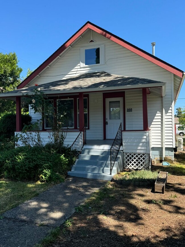 Building Photo - Great 3 bed/2 bath with tons of character!