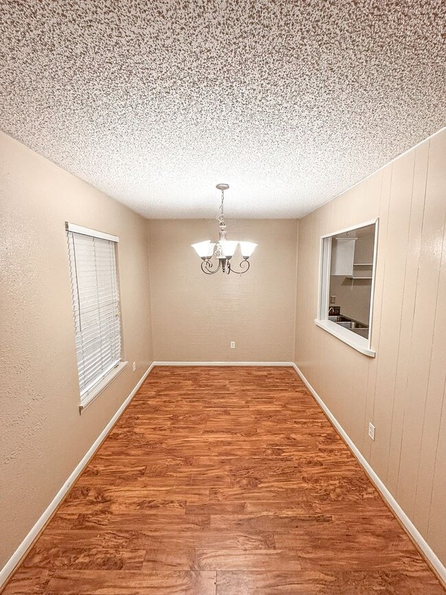 Building Photo - 2 bed Condo in Central Longview