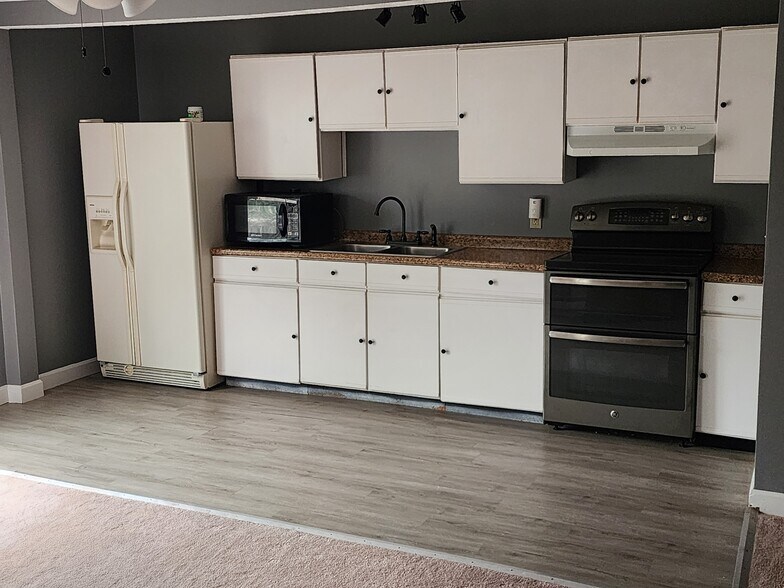 Kitchen - 985 Mammoth Rd