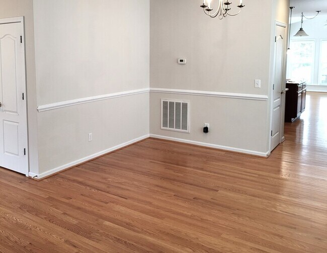 Building Photo - 105 Clubhouse Dr