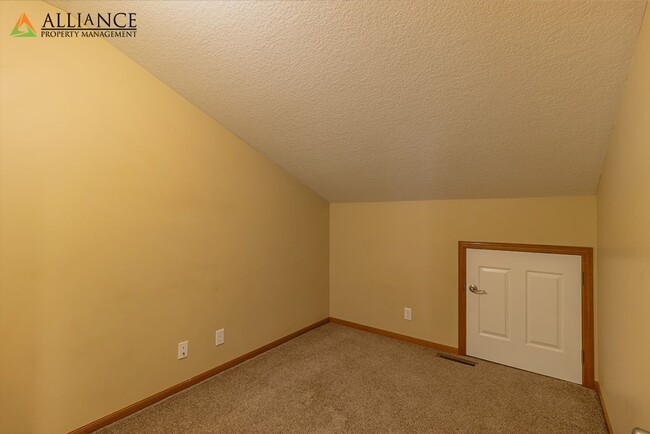 Building Photo - 360° VIRTUAL TOUR ~ Over-sized duplex! Two...