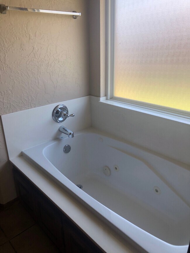 Building Photo - 3604 Kensington Dr