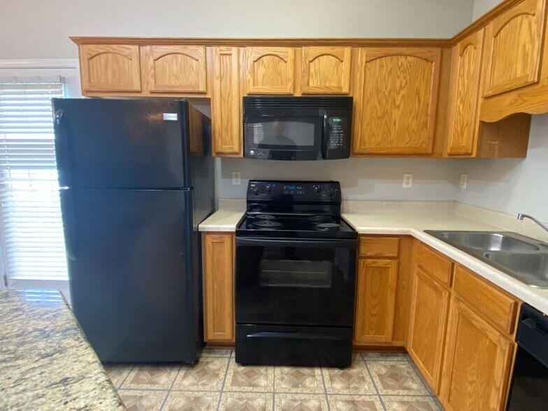 Building Photo - 9112 Cinderhill Cove W