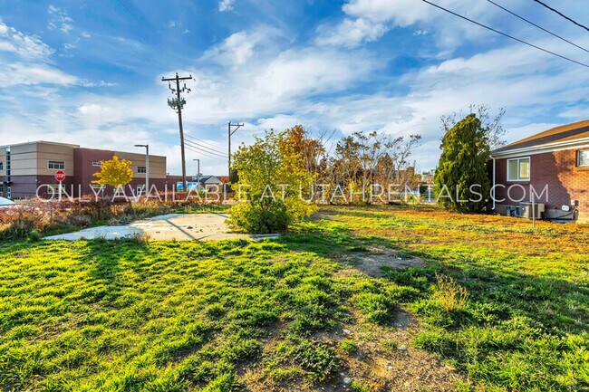 Building Photo - 360 E 400 S