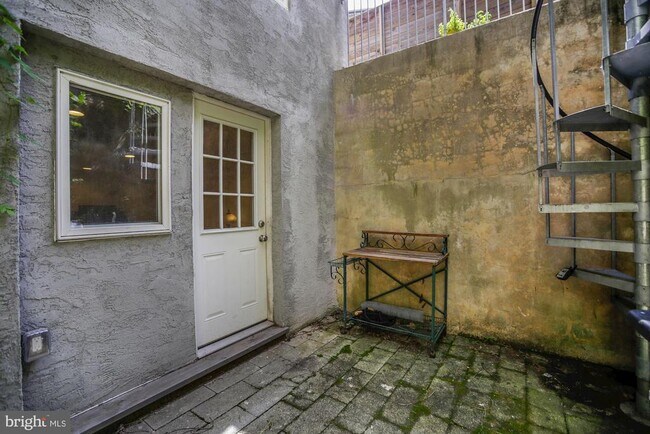 Building Photo - 430 Poplar St