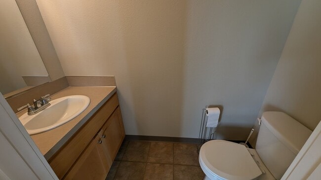 Building Photo - End unit Townhouse in Forest Grove