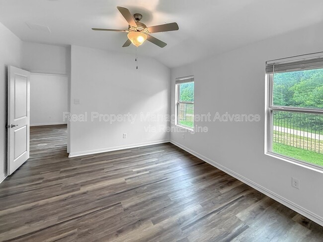 Building Photo - 579 White Water Dr