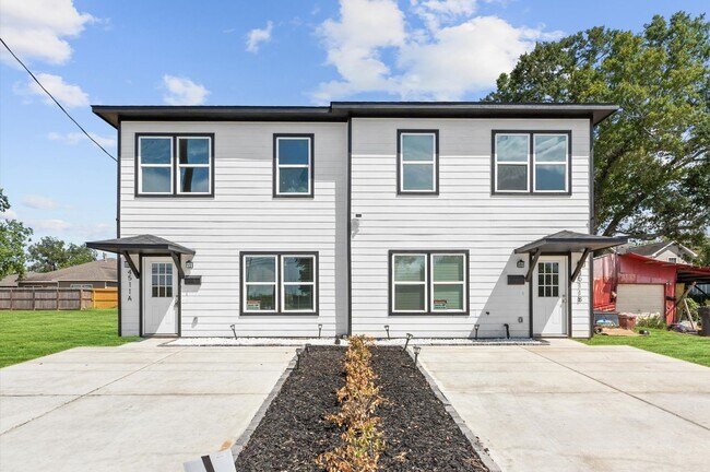 Primary Photo - Fashionable Home Not Far From Downtown & M...