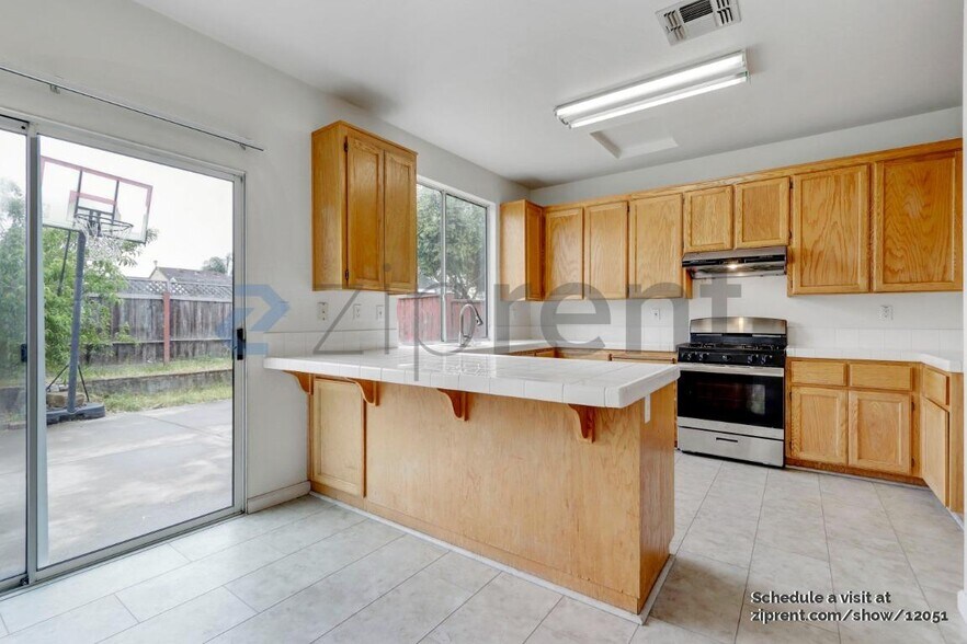 Building Photo - Unit