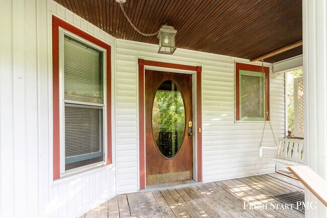 Building Photo - Spacious 3-Bedroom Haven with Sunroom & Wa...