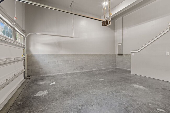 Building Photo - 4BR House