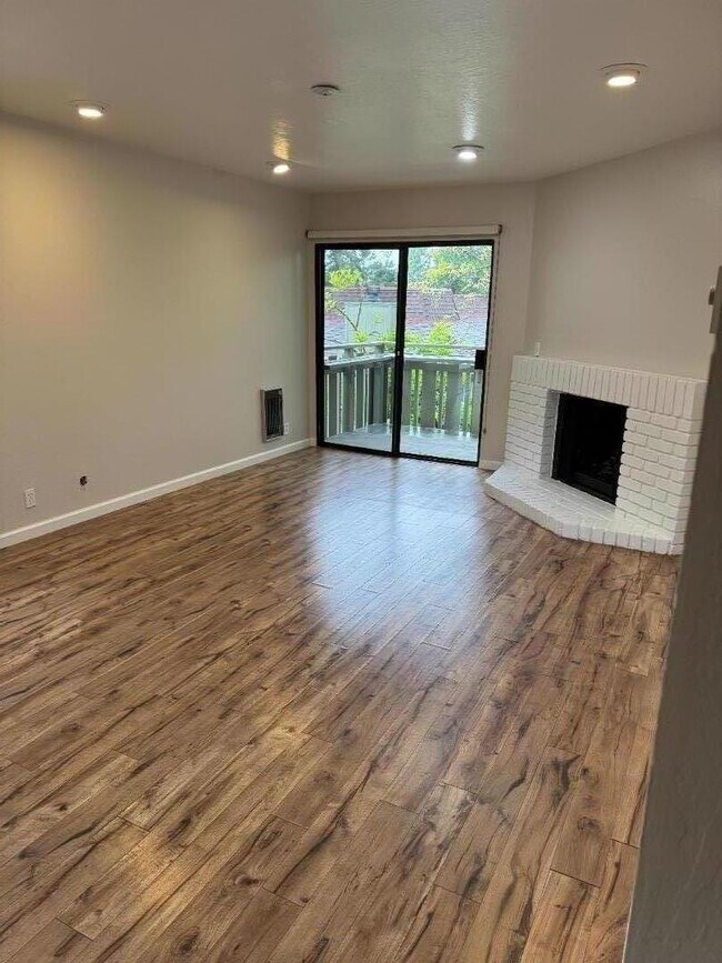 Building Photo - 1070 Mercedes Ave