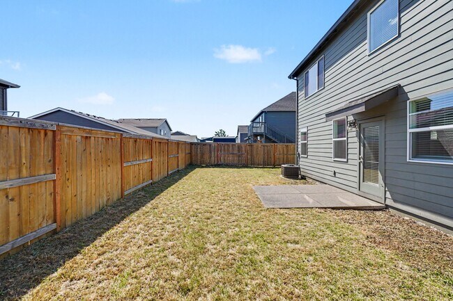Building Photo - 4 Bed (plus BONUS ROOM), 2.5 Bath Newer Home in NE Salem
