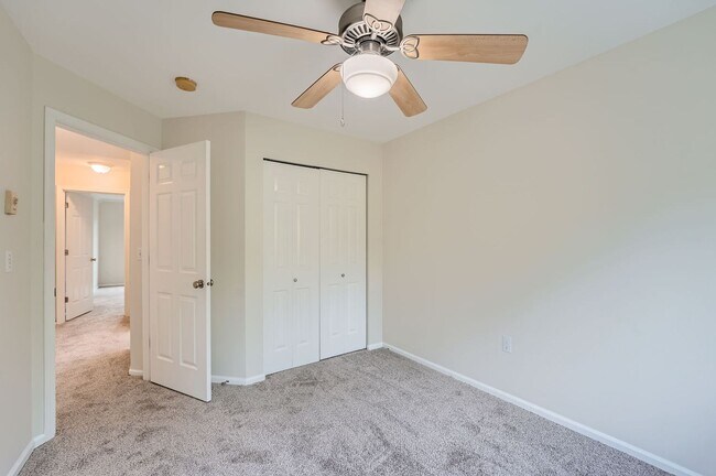 Building Photo - 3bed/2.5 End Townhome Unit with Attached Garage in Renton!