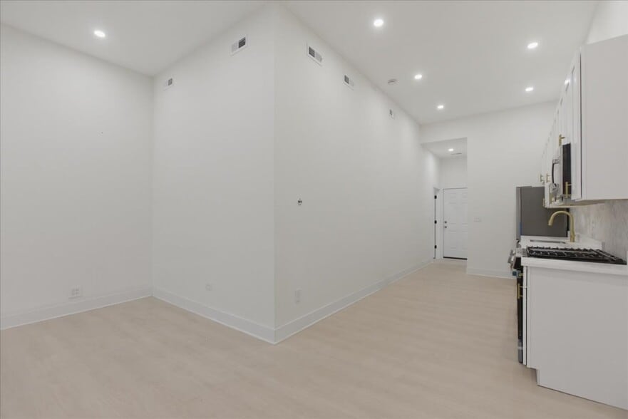 Building Photo - 4004 N Bell Ave