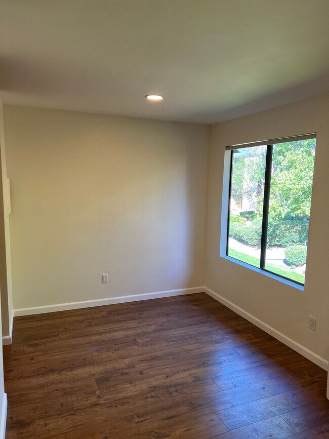 Building Photo - Newly renovated 2 bed x 1 bath on top floor in Kirkland!