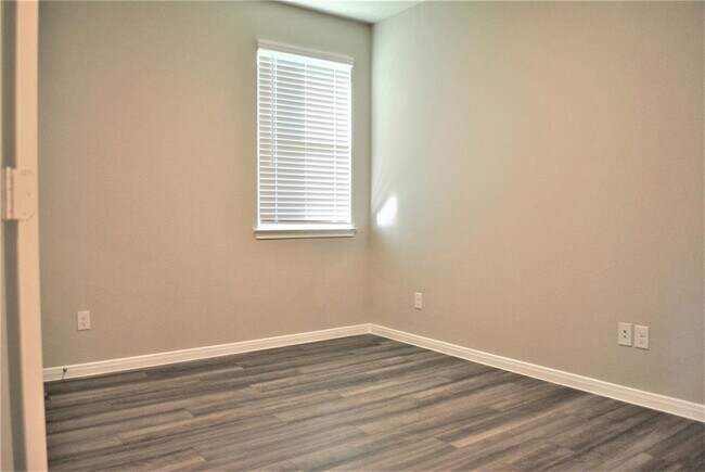 Building Photo - 14131 Lake Lodge Dr