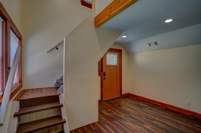 Building Photo - 1081 W 30th St