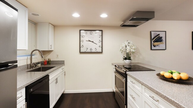 Building Photo - Updated Condo with Community Amenities!