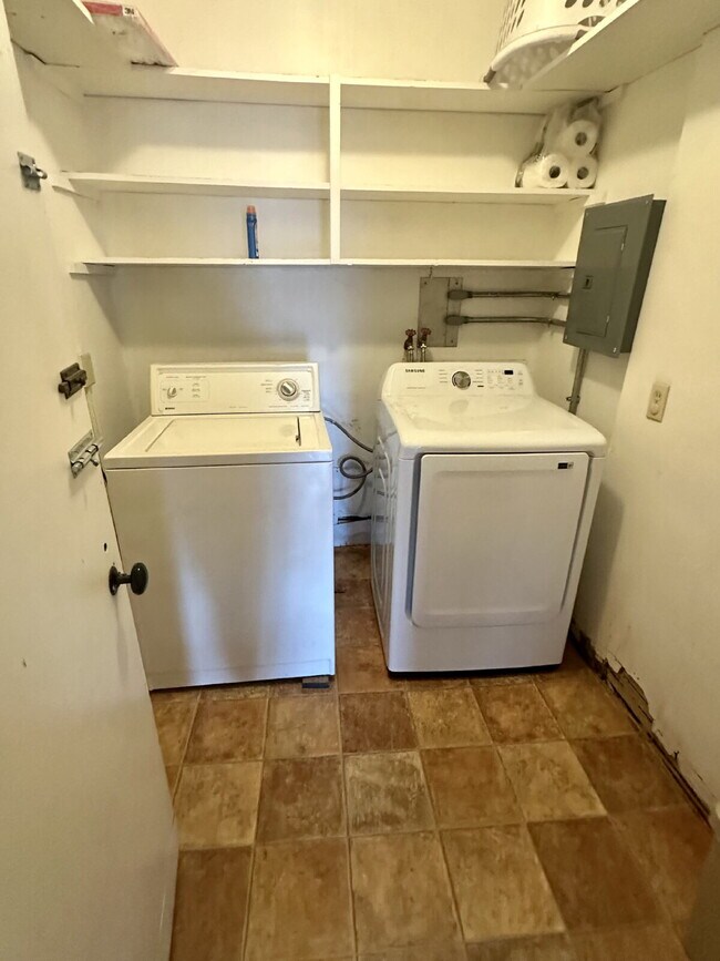 Building Photo - 2610 Snyder Ave