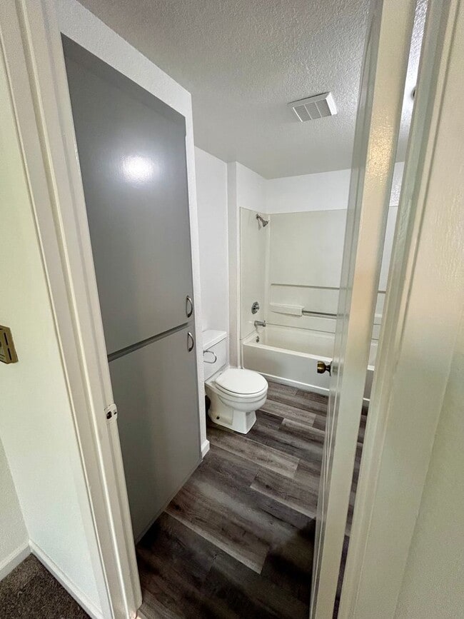 Building Photo - Redwood Glen Townhouse!  Totally remodeled!