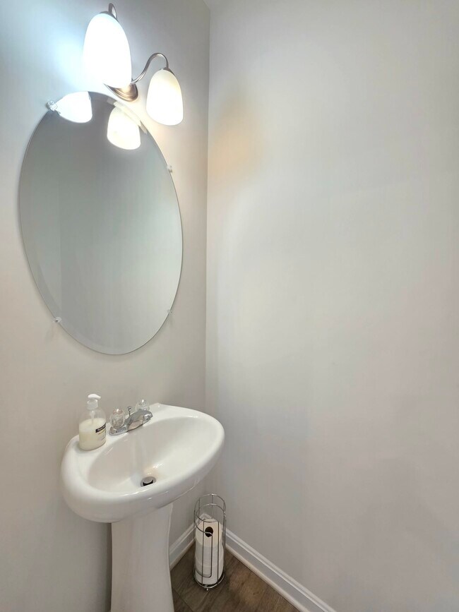 Building Photo - 426 Creekbed Cir