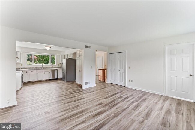 Building Photo - 619 E Hillendale Rd