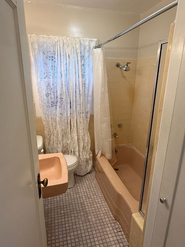 Building Photo - Great 2 Bedroom Rental Home in Crocker Highland District