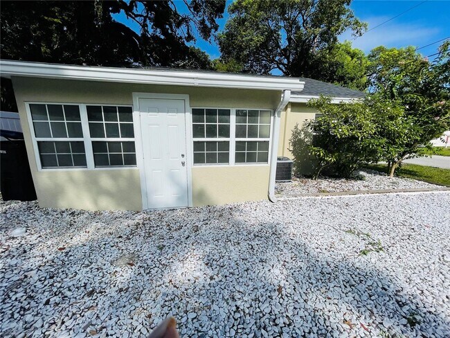 Building Photo - 2330 Carlton Dr