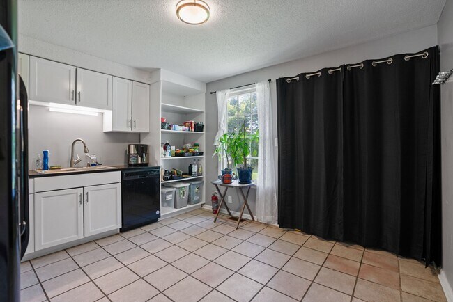 Building Photo - Renovated 3-Bed/2-Bath Home with Garage & ...