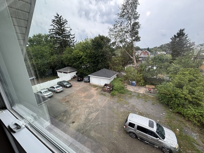 Building Photo - 65 Linsley Ave