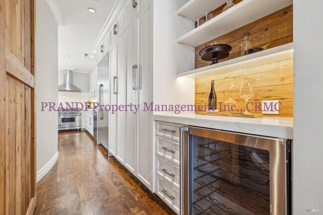 Building Photo - Luxury Townhome on Exclusive De Silva Island!
