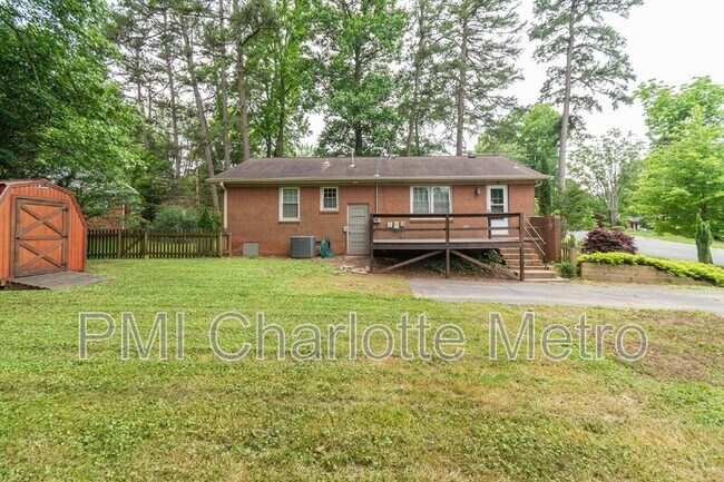 Building Photo - 1301 Pierson Dr