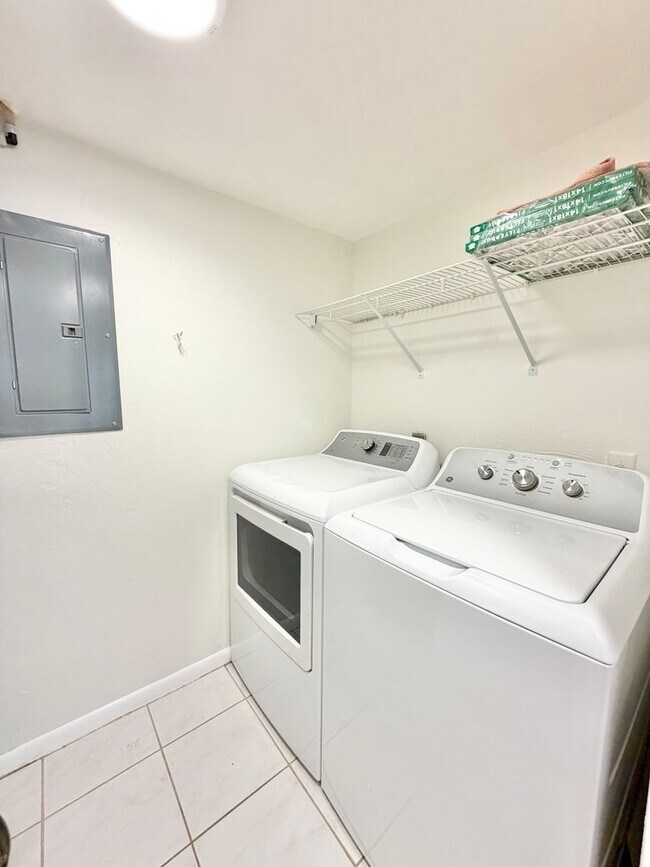 Building Photo - ** PALM RIVER ** 2 BED / 2 BATH - 1ST FLOOR - CONDO - NORTH NAPLES - ANNUAL RENTAL