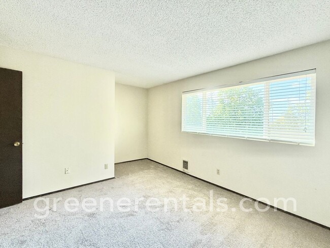 Building Photo - 2-Bedroom 1.5-Bathroom Condo in West Olympia