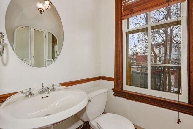 Building Photo - 3 Bed 2.5 Bathroom - Capitol Hill Rowhome - Driveway For Parking