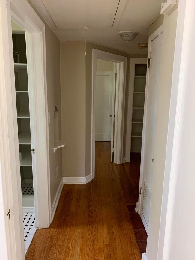 Building Photo - Charming 2/1 in the heart of St. Nicholas