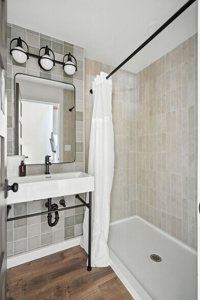 Building Photo - 925 NE 23rd Ave