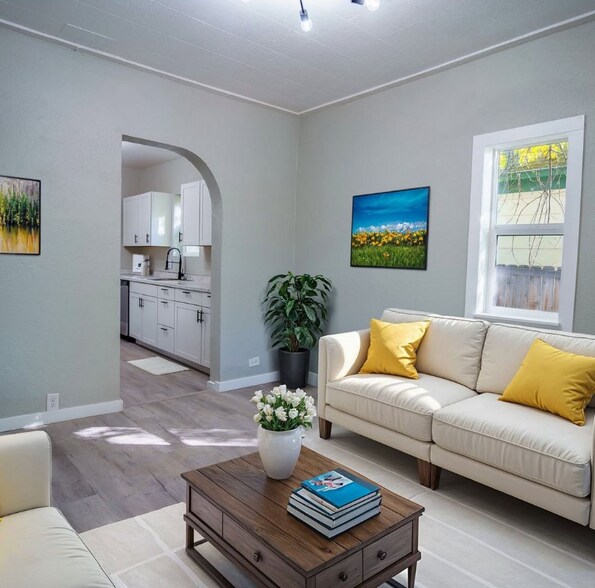 Building Photo - 1507 W 17th St