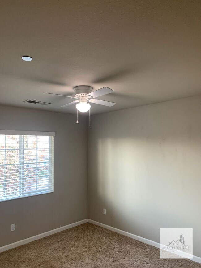 Building Photo - Spacious 4 Bedroom 3 Bath Home in Harlan R...