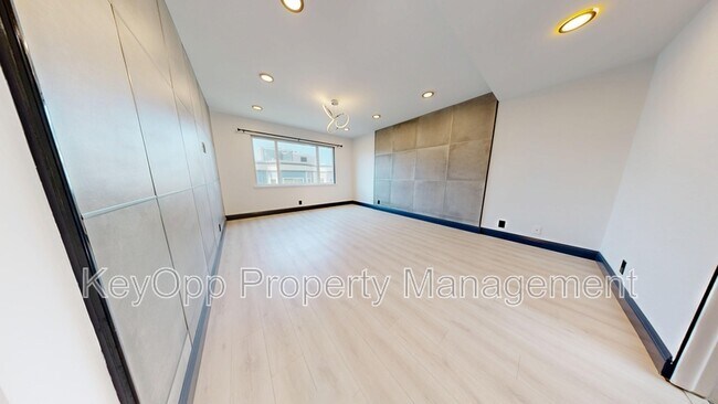 Building Photo - 711 La Playa St