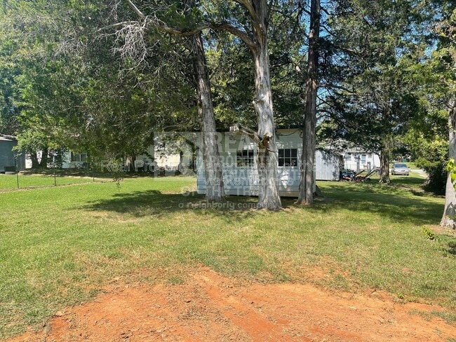 Building Photo - 803 Graylyn Dr