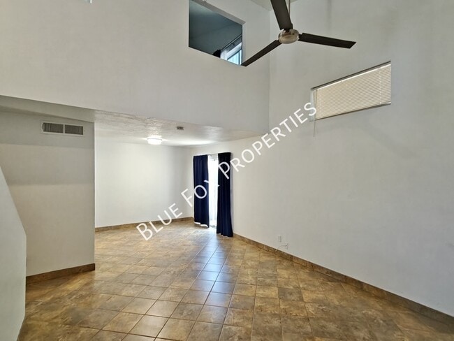 Building Photo - 880 E Peppergrass Ln