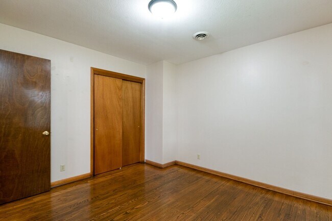 Building Photo - #6 Bedroom House with Awesome Yard Plus Ga...