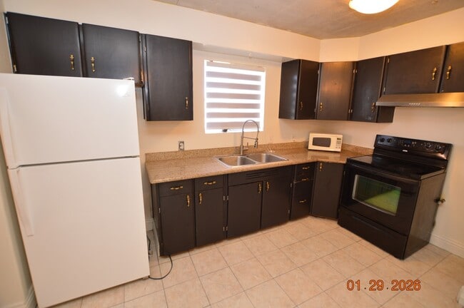 Building Photo - 716 Easy St