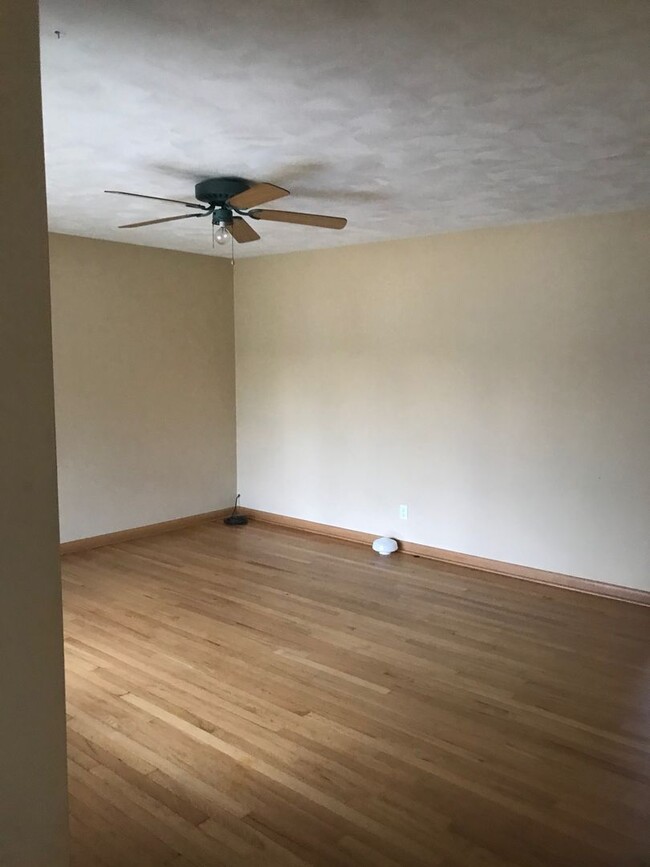 Building Photo - 3 bedroom, 2 bathroom, 2 car garage hom fo...