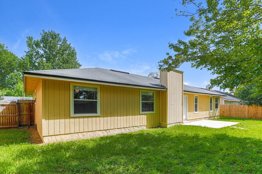 Building Photo - 8323 Cross Timbers Dr W