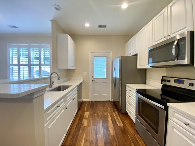Building Photo - Westbury Park Two Bedroom, Two Bath Townhome!
