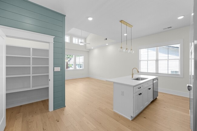 Building Photo - 136 McCowat St