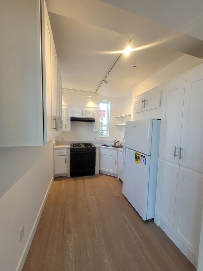 Building Photo - NEWLY Renovated Spacious 1 bedroom unit wi...